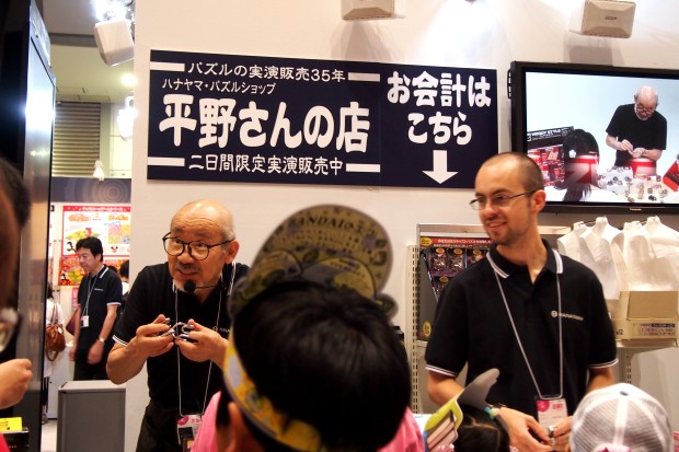 キャストパズルの実演販売中。子どもも大人も、あっという間に外されていく様子に夢中でした。
