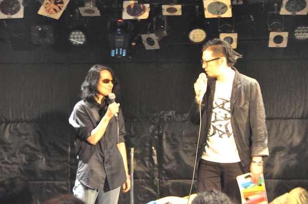 MCの佑村河内攻さんと、ジョン・ヒロボルタさん