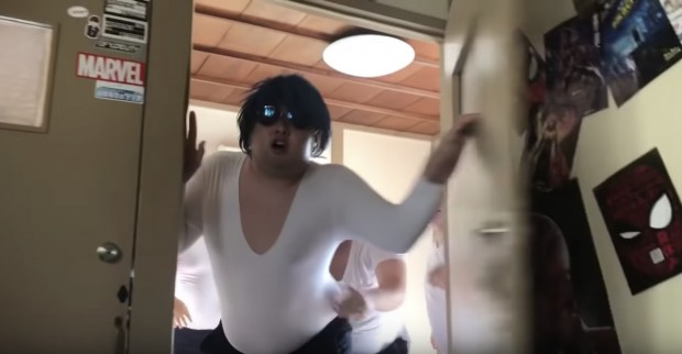 扉をしめる高井さん