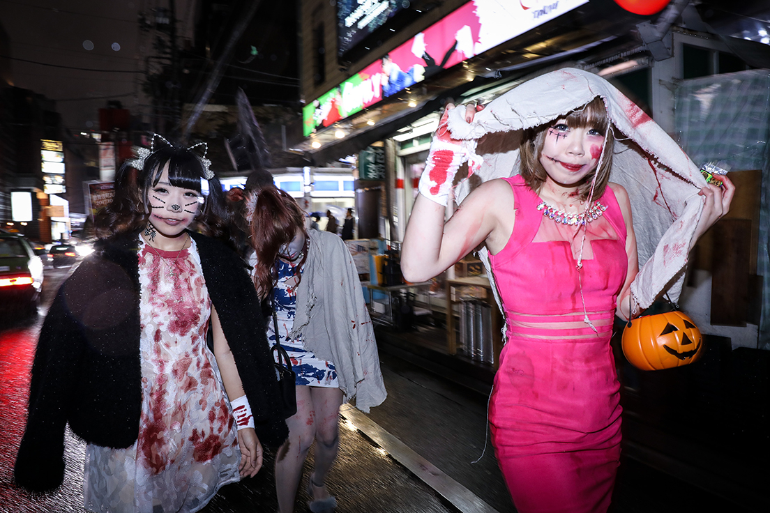 「歌舞伎町ハロウィン」のコスプレ仮装ギャル　写真提供：トシムラ