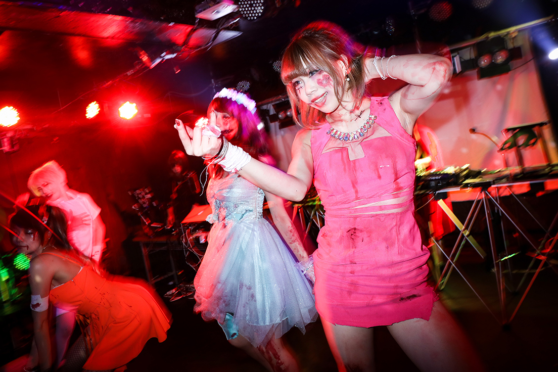 「歌舞伎町ハロウィン」のカオスなステージ　写真提供：トシムラ