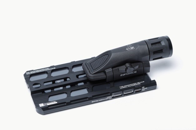 フラッシュライトやグリップといった市販のミリタリーパーツを装着できる