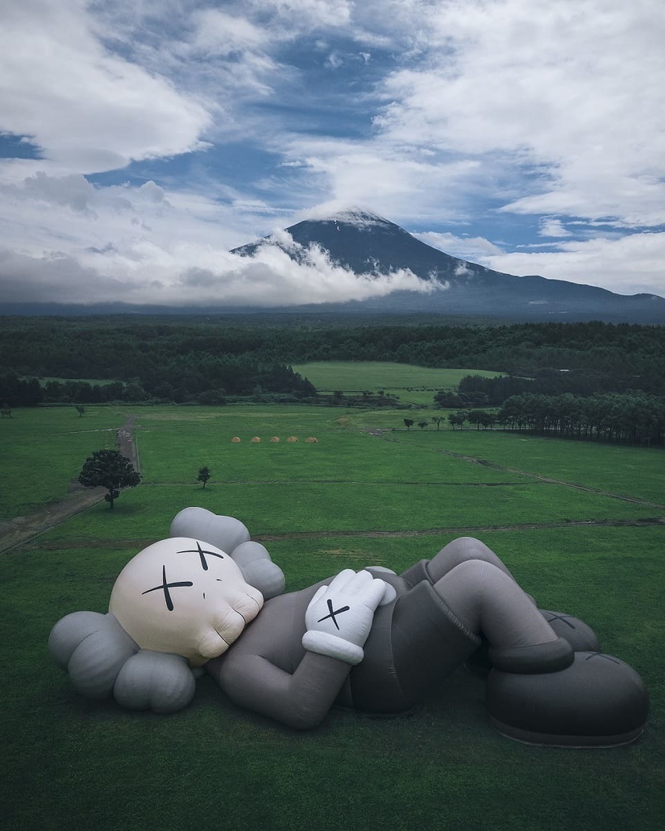KAWS HOLIDAY, 2019 © KAWS, photograph by @hirokingraphy courtesy AllRightsReserved