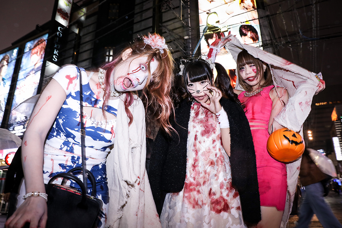 歌舞伎町でゾンビウォーク　写真提供：トシムラ