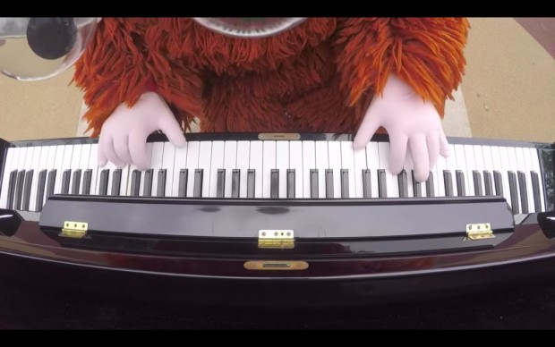 まずは「ねこふんじゃった」を演奏/【音楽家ムック】街中で突然、米津玄師の「海の幽霊」弾いてみた!!