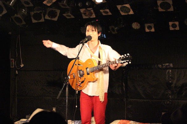 持ち歌の「オ◯ニー~それがすべてさ~」を披露する酒井少年さん