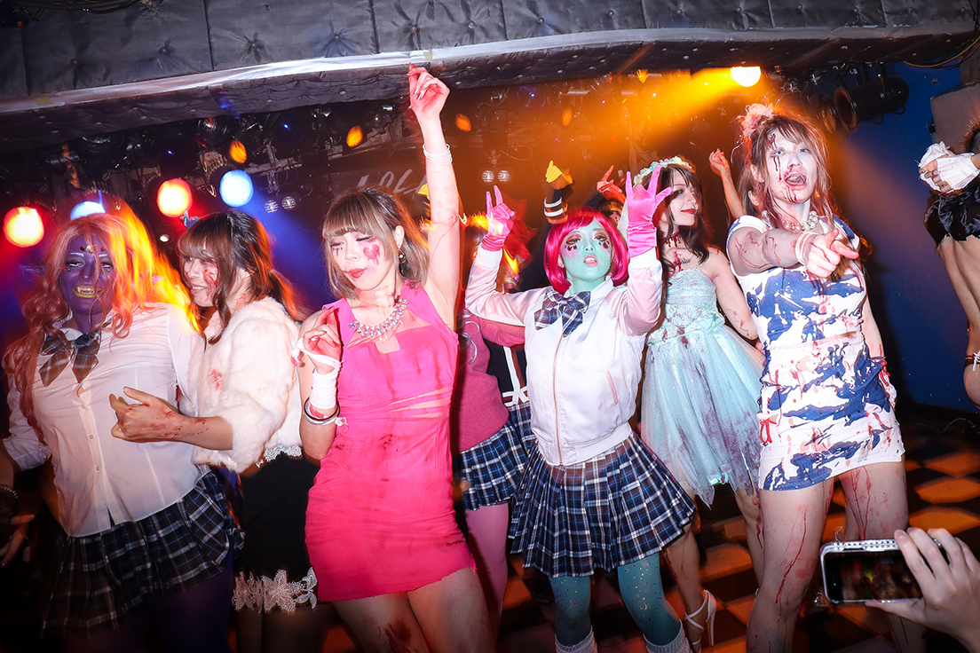 「歌舞伎町ハロウィン」のカオスなステージ　写真提供：トシムラ