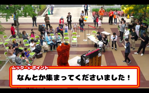 自ら観客を集めるムックさん/【音楽家ムック】街中で突然、米津玄師の「海の幽霊」弾いてみた!!