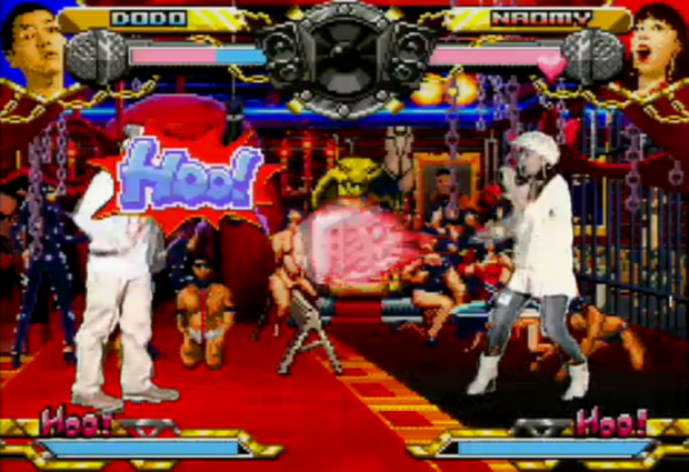 映像演出によるバトルの様子、ステージはSMクラブ／画像はニコニコ生放送より