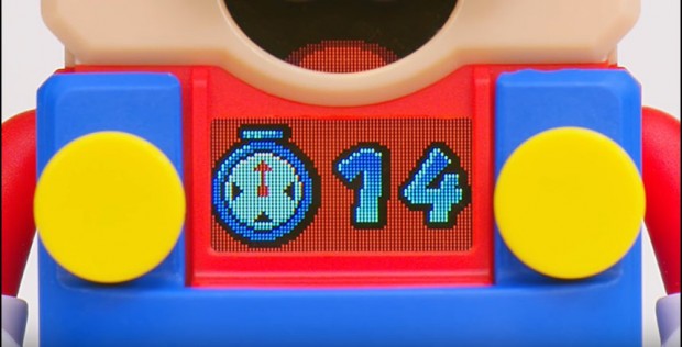 胸の液晶には様々な情報が表示される／画像は動画「レゴスーパーマリオでの大冒険がはじまる！」から