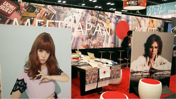 まず目を引くのがきゃりーぱみゅぱみゅさん＆YOSHIKIさんの巨大看板という不思議ビッグな組み合わせ