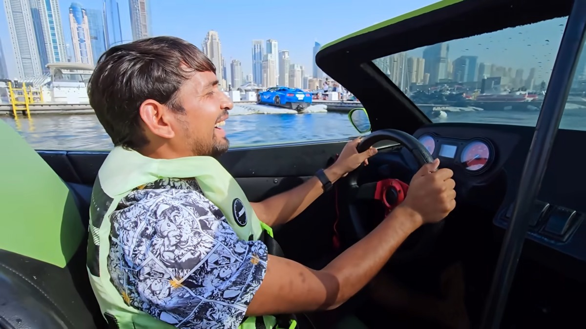 洋上に繰り出すジェットカー