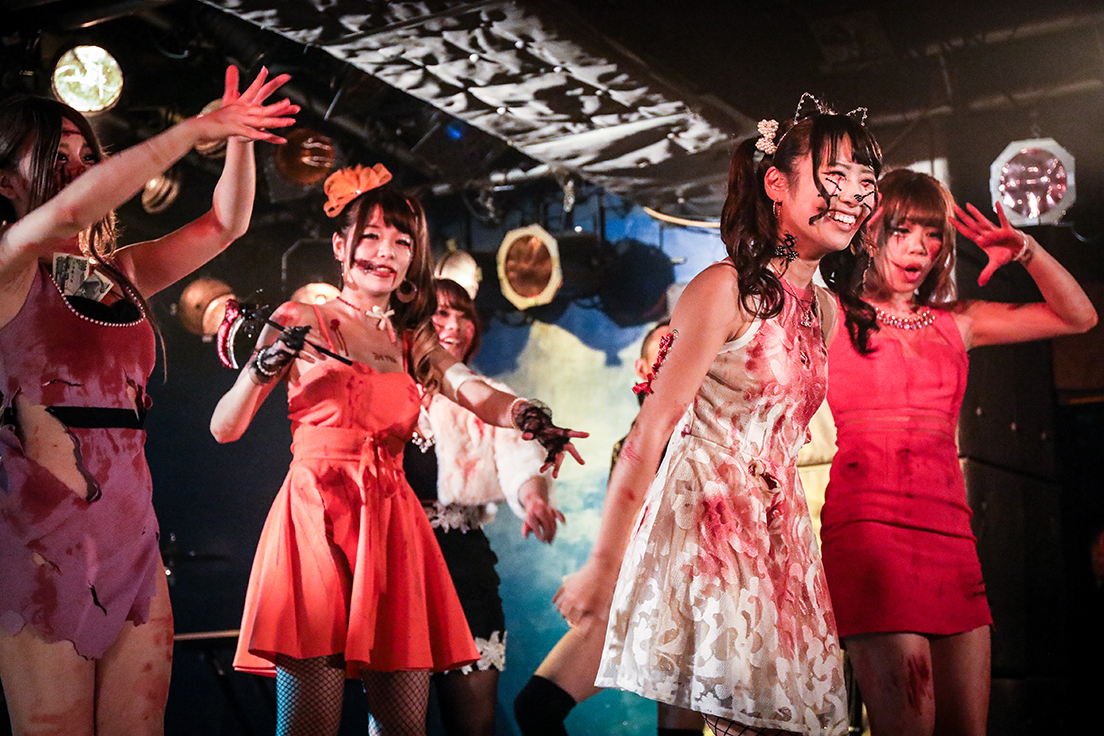 「歌舞伎町ハロウィン」のカオスなステージ　写真提供：トシムラ