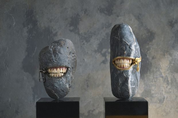 石の中から覗く歯が衝撃的　石材店社長によるストーンアート展「自遊石」