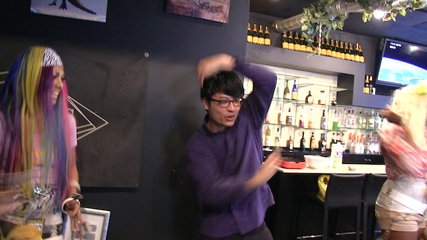 完全に笑われている…。