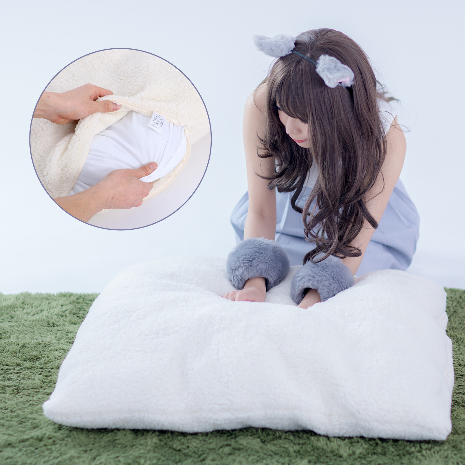 人間用ペットハウス（モデルは宮本彩希さん）だニャンニャンニャン