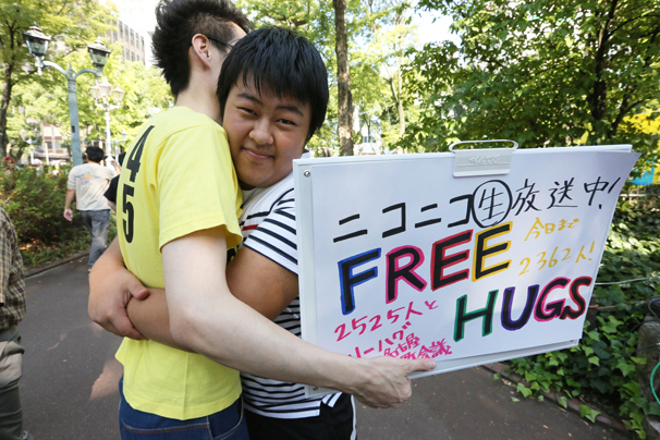 日本各地でフリーハグを行っているニコ生主のオレンジさん！