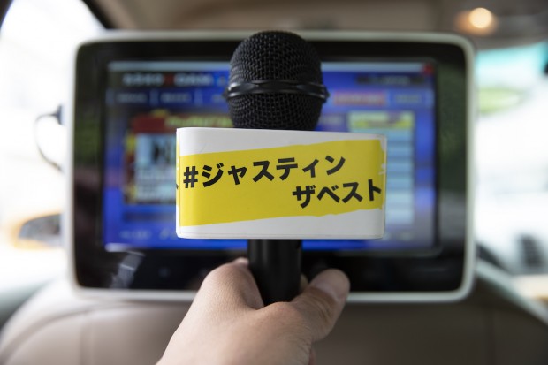 正面の液晶に歌詞が表示されて特製のマイクで歌うよ