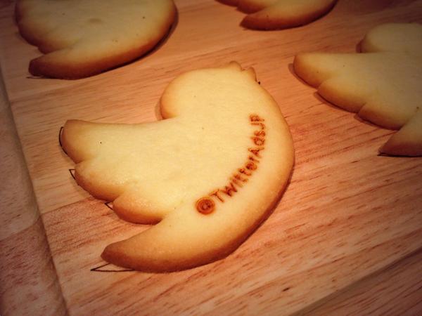 Twitter公式クッキーが可愛すぎると話題！ ユーザー名をレーザーで焼印