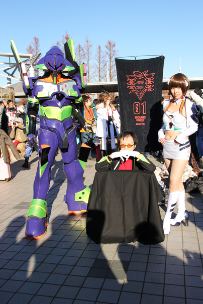 『新世紀エヴァンゲリオン』から、左から初号機、みーくんさんによる碇ゲンドウ、みづきさんによる綾波レイ コミケC85コスプレ写真2