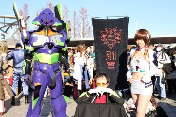 『新世紀エヴァンゲリオン』から、左から初号機、みーくんさんによる碇ゲンドウ、みづきさんによる綾波レイ コミケC85コスプレ写真