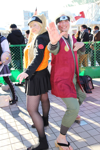 『NARUTO -ナルト-』から、左からMonoさんによるナルト、Takashiさんによる自来也 コミケC85コスプレ写真2