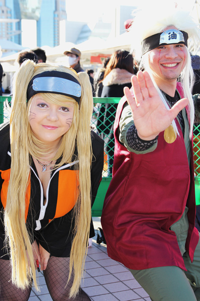 『NARUTO -ナルト-』から、左からMonoさんによるナルト、Takashiさんによる自来也 コミケC85コスプレ写真