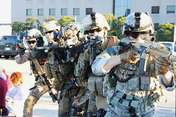 ジャックさんによる第101空挺師団、クラックスさんによる海兵隊、イーグルさんによる空軍特殊部隊、エアフレアムさんによる海兵隊フォースリーコン、クリハマさんによるネイビーシールズ コミケC85コスプレ写真