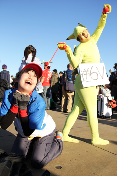 『ポケットモンスター』から、左からたまみんぐさんによるサトシ、デブトマトさんによるピカチュウ コミケC85コスプレ写真