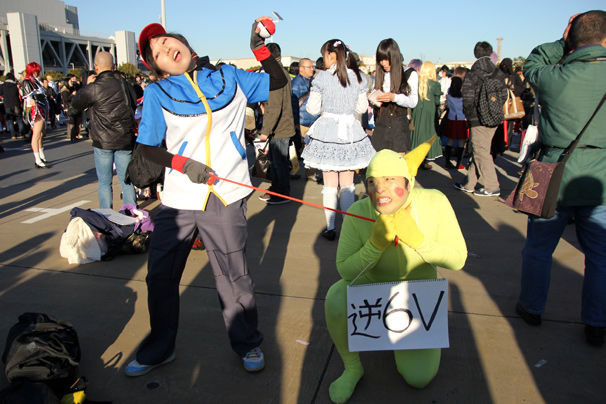 『ポケットモンスター』から、左からたまみんぐさんによるサトシ、デブトマトさんによるピカチュウ コミケC85コスプレ写真2