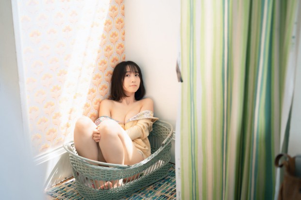 伊織もえさん『週刊ヤングジャンプ』オフショット1