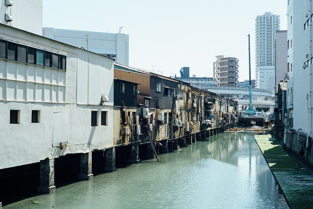 昭和30年代に建てられた長屋やバラックが川にせり出す形でひしめきあう、日本有数の水上マーケット「旦過市場」