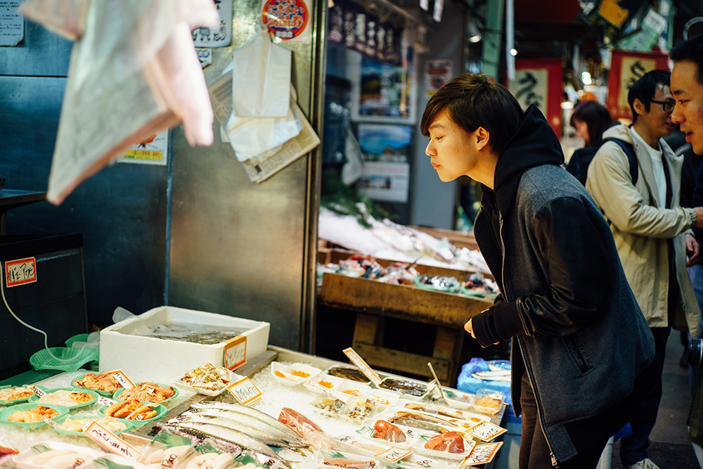 旦過市場で大學丼にのせる具材選び