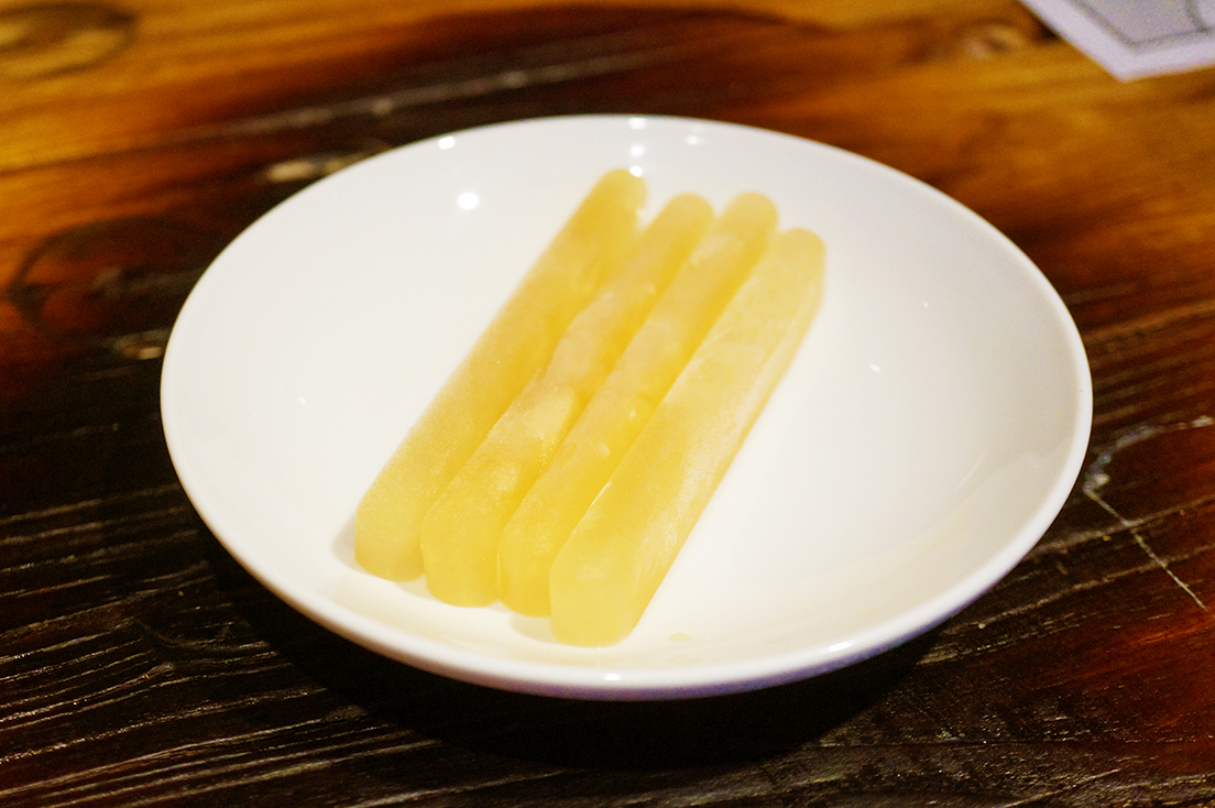 カエデの氷柱（ツララ）