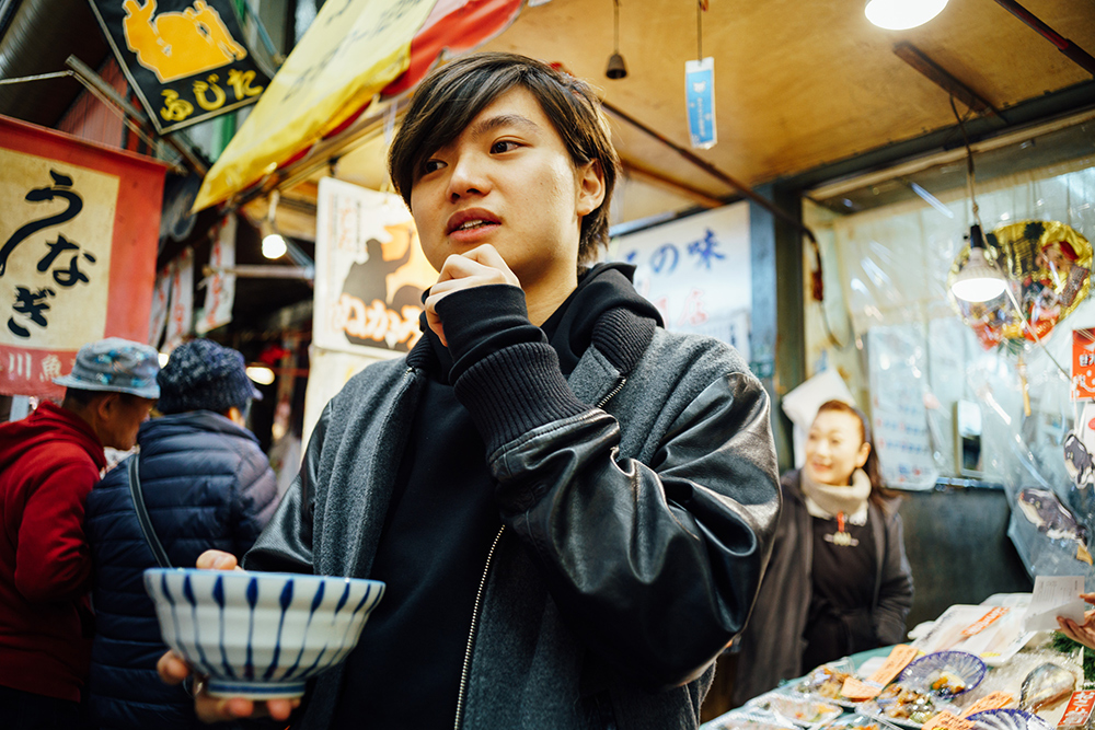 旦過市場で大學丼にのせる具材選び