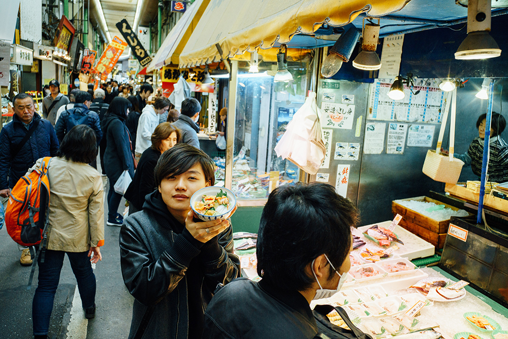 旦過市場で大學丼にのせる具材選び