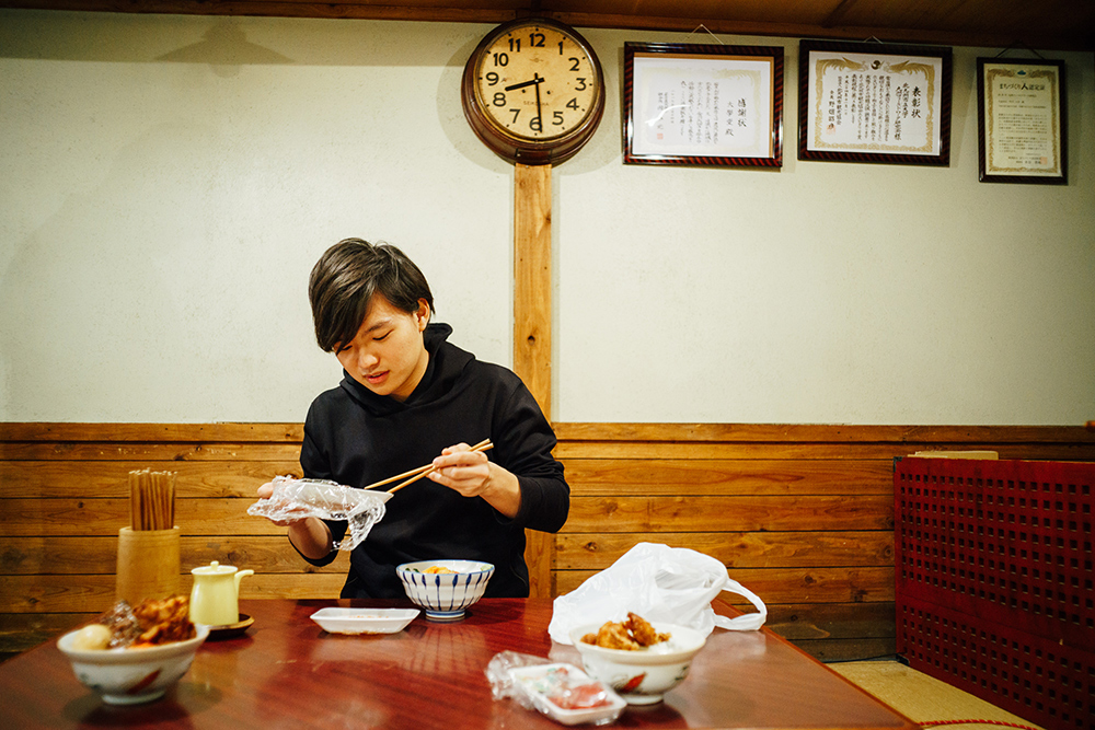 市場で購入した海産物を、せっせとご飯に盛り付けていくぼくりりさん。まだ口にしていないのに、すでに満面の笑み
