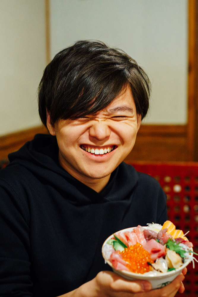 玄界灘産のうにをはじめ、ブリ、イカ、サワラ、イカ、赤貝...など米が見えないくらいに盛り、どれだけ盛れるかスタッフに対抗意識を燃やす。「ごはんが見えない！！」