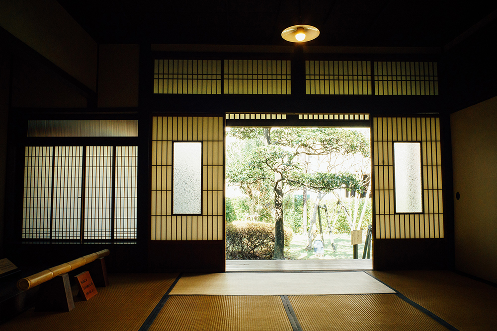 『鶏』『独身』『二人の友』は小倉三部作といわれ、『鶏』ではこの旧居が舞台になっている。庭のさるすべりの木も、当時のまま残っている