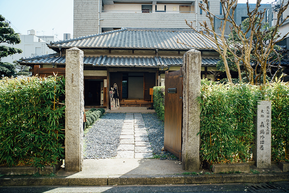 森鴎外旧居。当時のものが復元され残っている