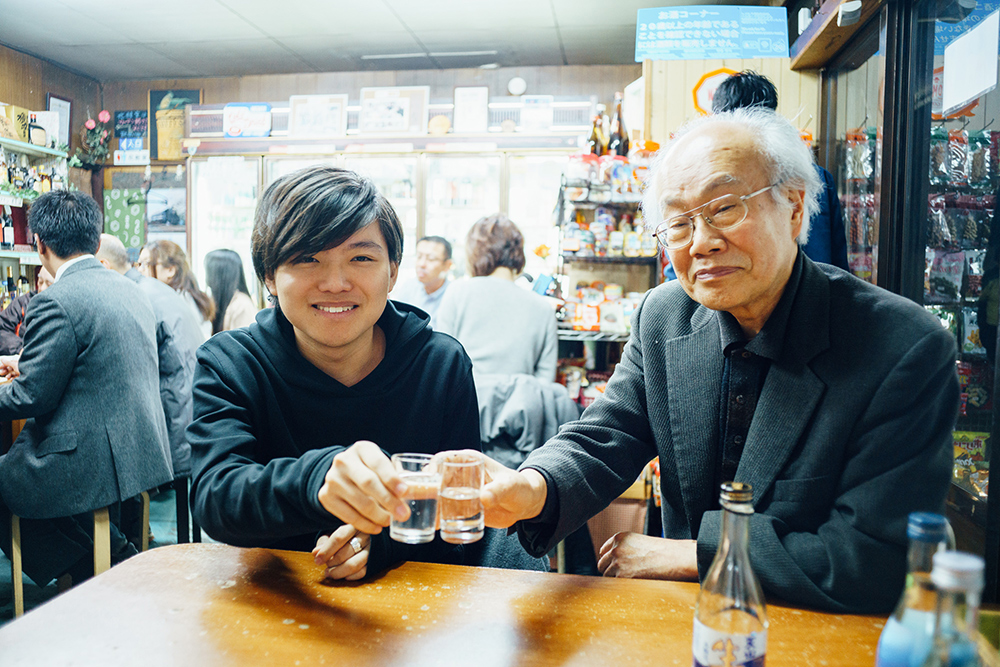 「角打ち」の由来は、店の一角で飲むからというものと、昔は酒を飲むために使われていた升の四角い形状からという説がある。2018年に改訂された広辞苑第七版には「角打ち」が掲載された
