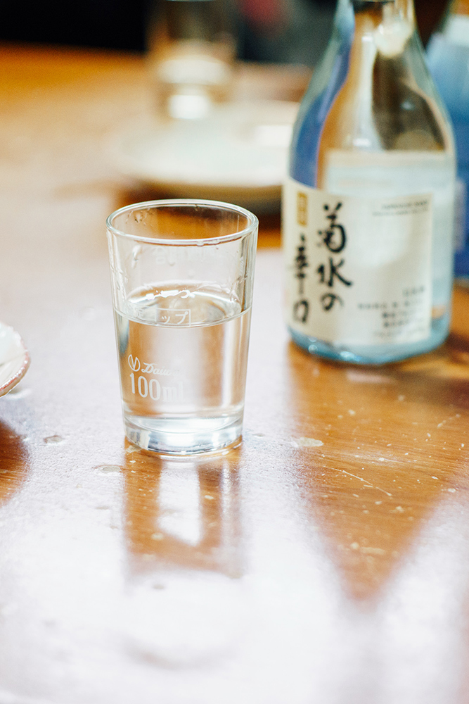 100ccの検定用のグラス。もともと飲むためのものではないが、ここではこれで酒を楽しむ。もう生産していないため、今あるものを大事に使っている