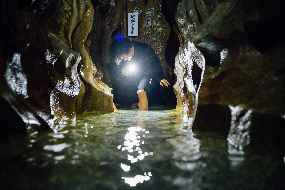 膝上程度しかない「地獄トンネル」をくぐるには、冷水に下半身を沈める必要がある。その先には「第1の滝」が