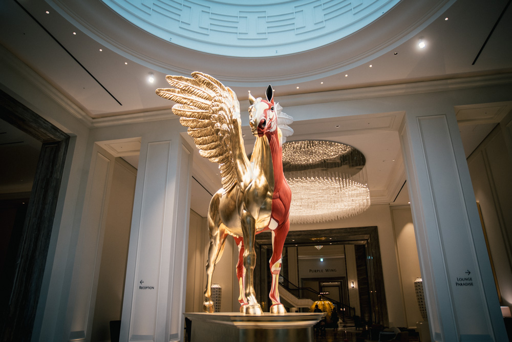 ダミアン・ハーストの「Golden Legend」像