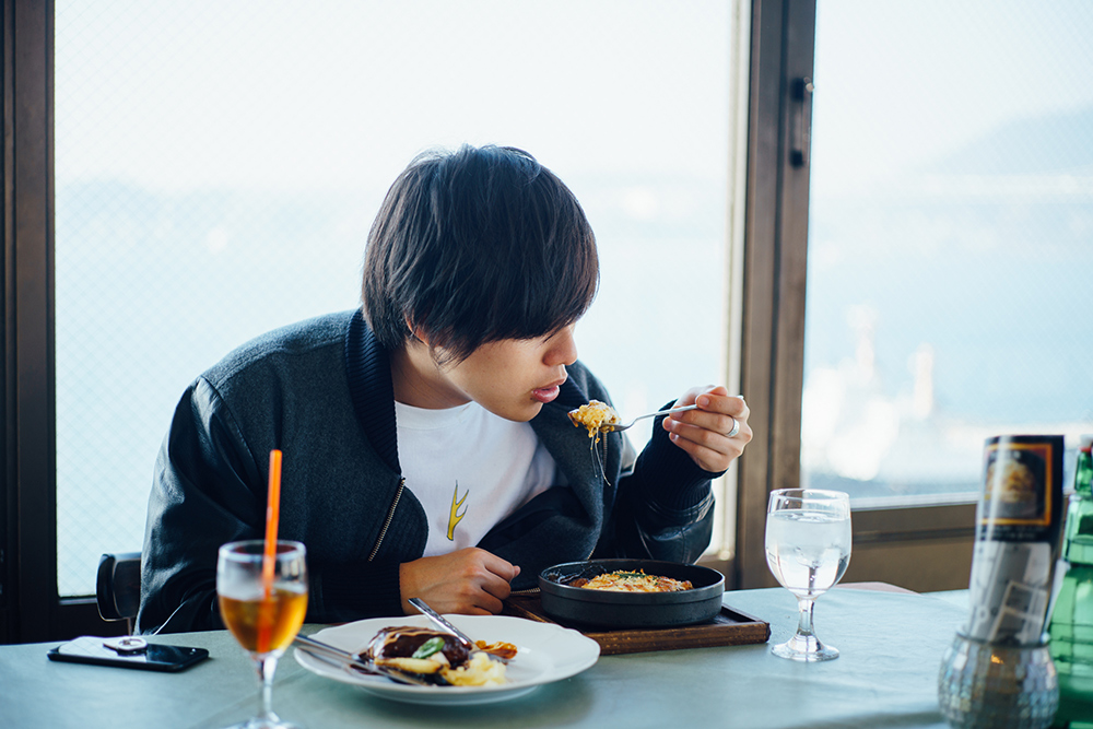 我慢できず、まさかのハンバーグと焼きカレー両方を食すぼくりりさん