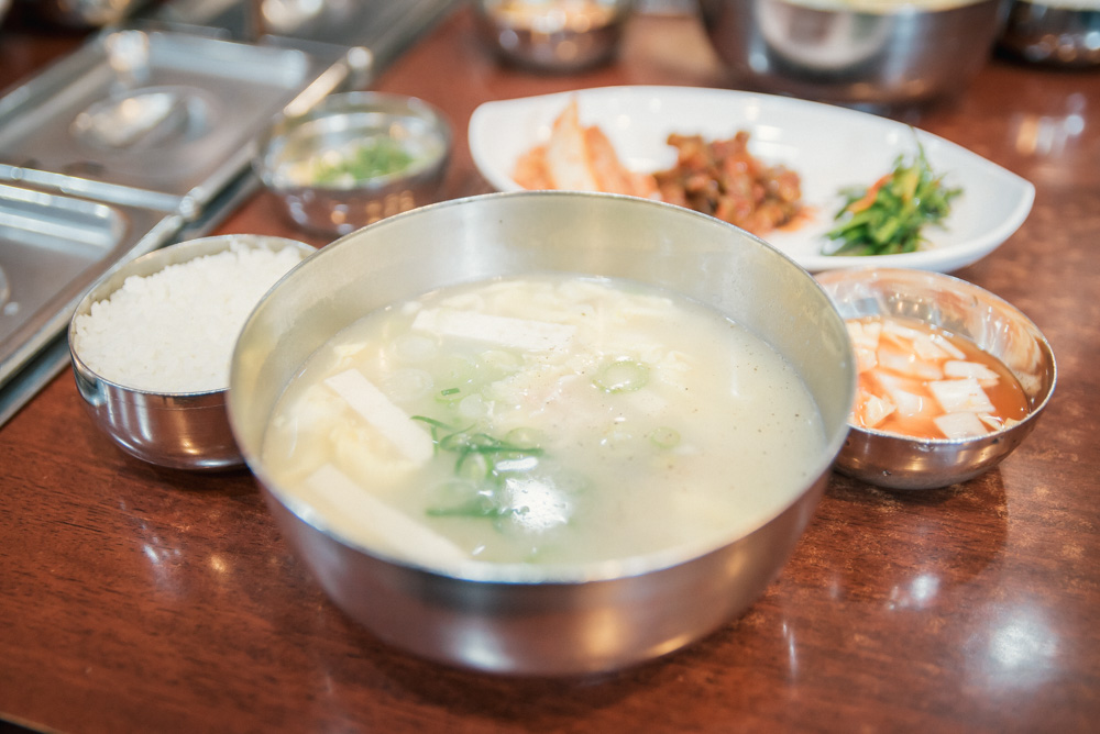 二日酔いで朦朧とする朝、スープの専門店に入るとなにも言わずに出されるタラのスープ。2日酔いで荒れた胃と精神を癒やす回復アイテム