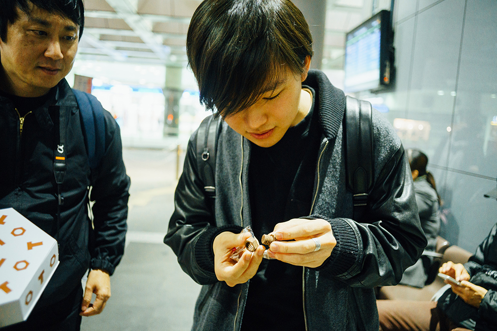 バレンタインで全国から注文が殺到し、在庫切れするほど人気を博した北九州の「ネジチョコ」。実際にボルトとナットを締めることができる