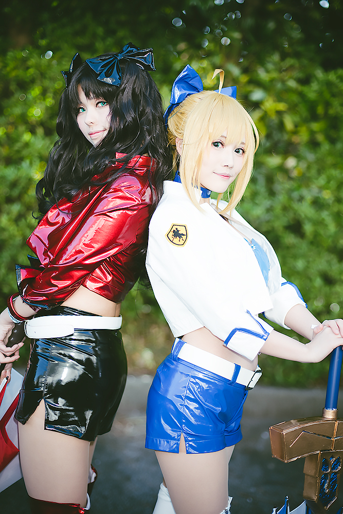 真喩さんによる「Fate/Grand Order」レーシング アルトリアのコスプレ／のんさんによるFate/stay night」遠坂凛のコスプレ2B