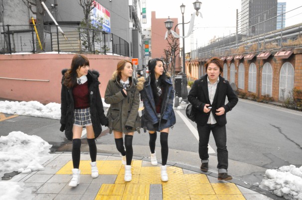 早速1軒目のラーメン店を目指すご一行。左からニューニューさん、ミアさん、ミニさん、尾崎さん