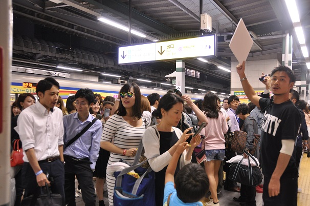 ホームで電車を待つ方々